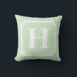Coussin Bordures classiques | Monogramme personnalisé vert<br><div class="desc">Ajoutez le parfait à votre salon ou chambre à coucher avec ce coussin monogramme classique avec des cadres classiques blancs avec une typographie simple. Personnalisez en ajoutant une ou deux initiales. Ce coussin monogramme sera parfait comme cadeau personnalisé.</div>