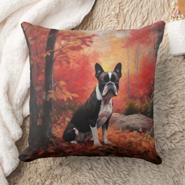 Coussin Boston Terrier dans les feuilles d'automne qui tom (Couverture)