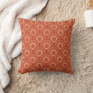 Coussin Boucles de mandala d'or sur arrière - plan rouge