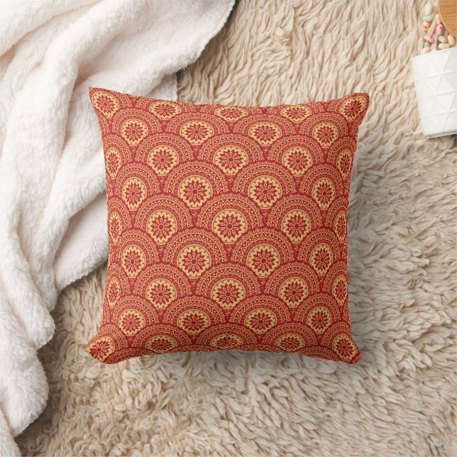 Coussin Boucles de mandala d'or sur arrière - plan rouge (Couverture)