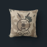 Coussin Bouclier Maccabee du désert et oreilles<br><div class="desc">Un style militaire brun "sobre" représentant un bouclier de Maccabee et deux lances sur un arrière - plan de camo dans le désert. Le bouclier est orné d'un lion et d'un texte lisant "Yisrael" (Israël) dans l'alphabet paléo-hébreu. Le texte hébreu "Maccabee" apparaît également. Ajoutez votre propre texte à l'envers. Les...</div>