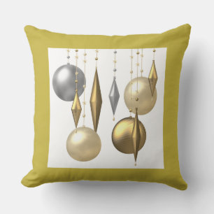 Coussin boule de noël d'or sur arrière - plan blanc