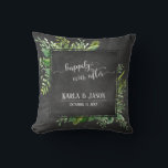 Coussin Bouquet De Verdure Heureux Jamais Après Chalkboard<br><div class="desc">Sur un arrière - plan en damier texturé, j'ai ajouté un bouquet artistique désordonné de vaporisateurs de verdure aquarelle. Le centre était couvert d'un carré en damier bordé, ce qui en fait un cadre parfait pour les détails personnels du couple heureux. Les espaces réservés modèles ont été configurés pour les...</div>