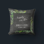 Coussin Bouquet De Verdure Heureux Jamais Après Chalkboard<br><div class="desc">Sur un arrière - plan en damier texturé, j'ai ajouté un bouquet artistique désordonné de vaporisateurs de verdure aquarelle. Le centre était couvert d'un carré en damier bordé, ce qui en fait un cadre parfait pour les détails personnels du couple heureux. Les espaces réservés modèles ont été configurés pour les...</div>