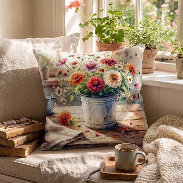 Coussin Bouquet rustique de fleurs dans un seau, nature mo (Créateur téléchargé)