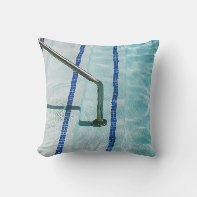 Coussin Bracelet noir sur piscine bleue (Recto)