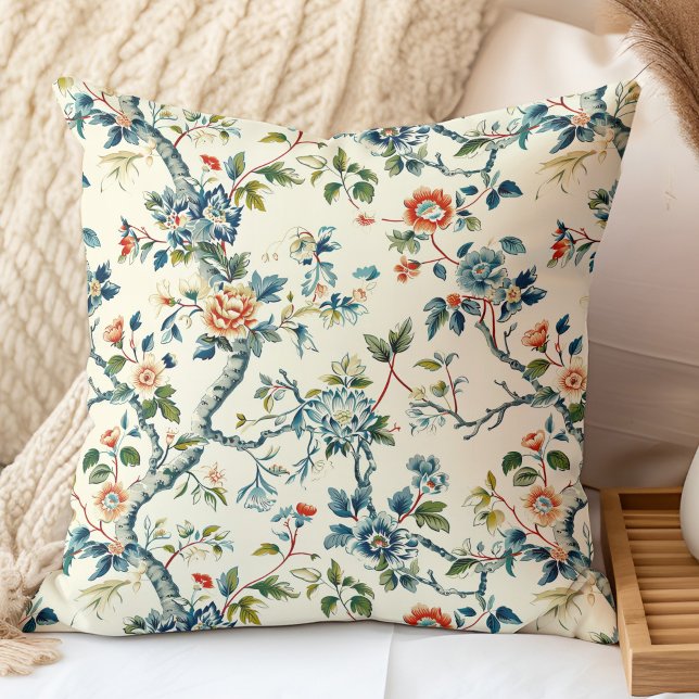 Coussin Branches florissantes colorées Chinoiserie Motif (Colorful Blooming Branches Chinoiserie Pattern Throw Pillow in a boho neutral bedroom.)