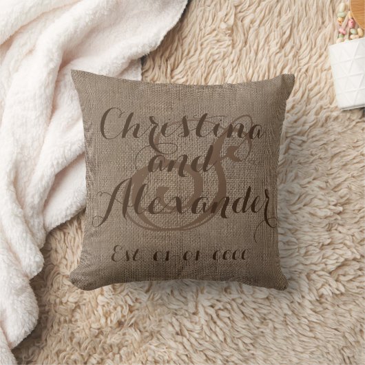 Coussin Brown Rustic Burlap Look Mariage Nom monogramme (Couverture)