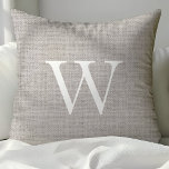 Coussin Brûlons Rustiques Gris Clair Monogrammé<br><div class="desc">Ajoutez une touche de charme rustique à votre décor de maison avec cet oreiller à jets gris clair personnalisé. La couleur neutre et la texture naturelle du burlap créent une atmosphère chaleureuse et accueillante, tandis que le monogramme personnalisable ajoute une touche personnelle. Parfait pour votre salon, chambre ou tout espace...</div>