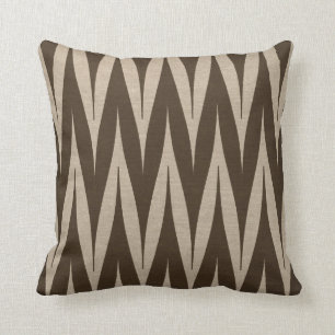 Coussin Brun foncé tribal de motif de zigzag sur le regar