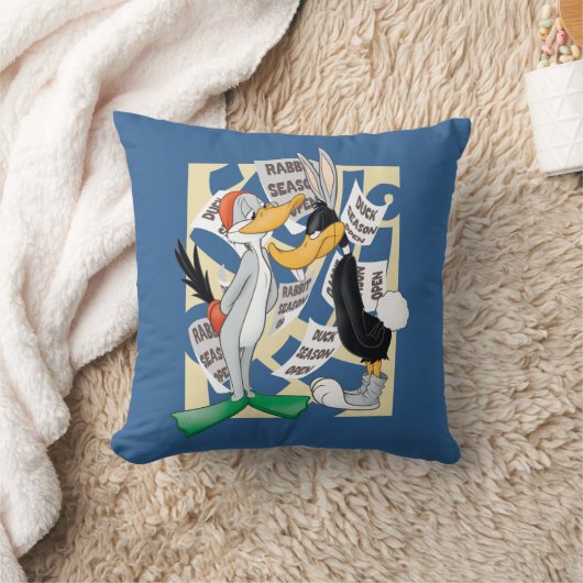 Coussin BUGS BUNNY™ & DAFFY DUCK™ Prêt Pour La Saison De C (Couverture)