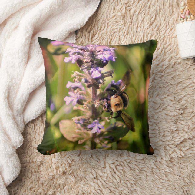 Coussin Bumble Abeille Sur Fleur Violet Haut (Couverture)