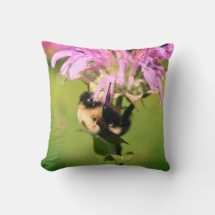 Coussin Bumble Bee On Bee Balm Flower Close Up