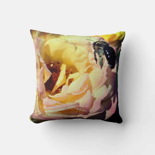 Coussin Bumble Bee Volant Dans Rose Rose Rose Gros Plan (Recto)