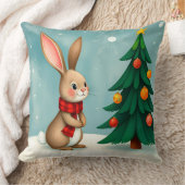 Coussin Bunny Festif à côté de l'arbre de Noël décoré (Couverture)