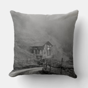 Coussin Cabane en bois dans la nature/brouillard en montag