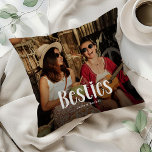 Coussin Cadeau BESTIES personnalisé BFF mignon<br><div class="desc">Ce coussin photo adorable et personnalisé est une façon charmante de rappeler à votre bestie le lien spécial que vous partagez. Il suffit de télécharger une image, de customiser le texte, et de choisir un jeu de couleurs unique. C'est le cadeau idéal pour Noël ou les anniversaires - ou n'importe...</div>