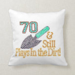 Coussin Cadeau d'anniversaire de jardinage d'humour<br><div class="desc">" 70 et joue toujours des idées de cadeau d'anniversaire dans saleté "pour la SA FABULEUSE ou IL OMS JOUE TOUJOURS DANS LA SALETÉ !</div>