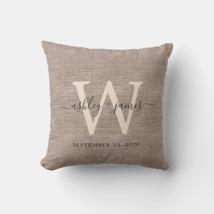 Coussin Cadeau de mariage en lin beige et monogramme ivoir