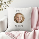 Coussin Cadeau grand-père personnalisé | Visage de grand-e<br><div class="desc">Offrez à grand-père un cadeau chaleureux et confortable avec ce coussin personnalisé avec la photo de visage de son petit-enfant! Parfait pour les anniversaires, les fêtes ou toute occasion spéciale, ce coussin personnalisé est un gardien qui combine confort et amour. Célébrez les souvenirs qui vous sont chers avec un cadeau...</div>
