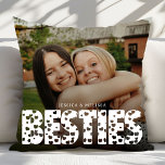 Coussin Cadeau photo moderne Besties<br><div class="desc">The Modern Hearts Typography Photo Besties Gift Throw Pillow est un accessoire de maison chic et personnalisé, célébrant le lien inséparable entre les meilleurs amis. Doté d'un élégant texte de script moderne et d'un espace photo personnalisable, ce coussin vous permet de présenter une mémoire préférée avec votre bestie. Fabriqué en...</div>