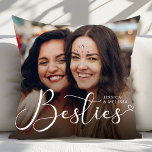 Coussin Cadeau photo moderne Script Besties<br><div class="desc">L'Oreillère à lancer de photo moderne Script Photo Besties est un accessoire de maison chic et personnalisé, célébrant le lien incontournable entre les meilleurs amis. Doté d'un élégant texte de script moderne et d'un espace photo personnalisable, ce coussin vous permet de présenter une mémoire préférée avec votre bestie. Fabriqué en...</div>