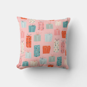Coussin Cadeaux de Noël colorés sur un arrière - plan rose