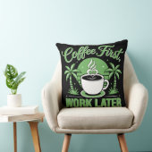 Coussin Café d'abord, travail ensuite. Propulsé par les vi (Chaise)