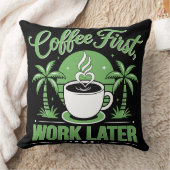Coussin Café d'abord, travail ensuite. Propulsé par les vi (Couverture)