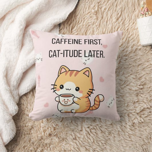 Coussin Caffeine First, Cat-itude Later | Funny Cat Decora (Couverture)