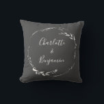 Coussin Calligraphie de couronne botanique noire personnal<br><div class="desc">Monogramme floral noir et blanc poussiéreux en filature de script personnalisé Calligraphie de jet d'oreiller</div>