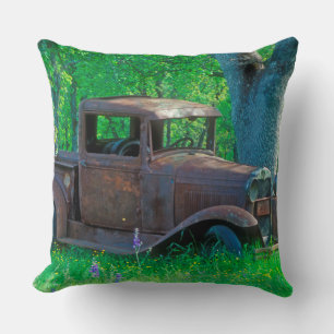 Coussin Camion antique rouillé dans un pré