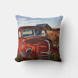 Coussin Camion Dodge orange rouillé avec ferme abandonnée