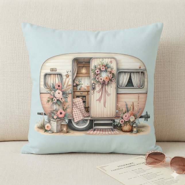 Coussin Camionneur Bohème avec Couronne de Fleurs & Pastel (Boho Camper with Floral Wreath & Pastels Pink Throw Pillow On Sofa)