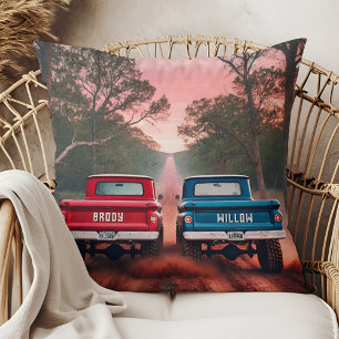 Coussin Camions des années 1960 en course sur une route de