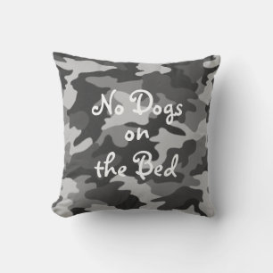 Coussin Camouflage noir et blanc "Aucun chien sur le lit"