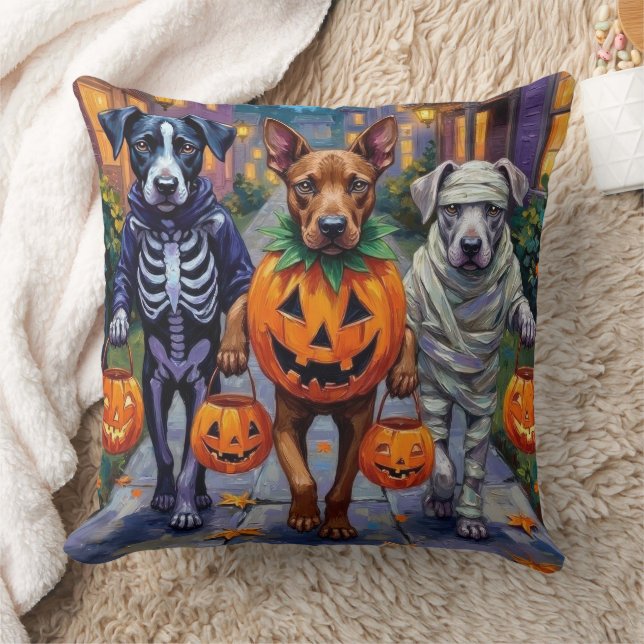 Coussin Cane Corso faisant Trick-or-Treat dans des costume (Couverture)