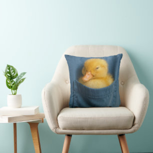 Coussin Caneton jaune dans une poche de t-shirt bleu