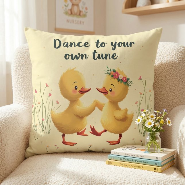Coussin Canetons dansants mignons avec ambiance printanièr (Cute Dancing Ducklings with Floral Spring Vibes Throw Pillow On Armchair)