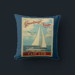 Coussin Cape Cod Vintage voyage de bateau à voile Massachu<br><div class="desc">Ce Salutations From Cape Cod Massachusetts design nautique de voyage vintage comprend un bateau naviguant sur l'eau avec des mouettes et un ciel bleu rempli de somptueux nuages blancs bouffants.</div>