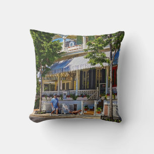 Coussin Cape May NJ – Un homme promenant son Goldendoodle