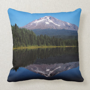Coussin Capot de bâti reflété dans le lac