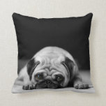 Coussin Carlin triste<br><div class="desc">Photographie en noir et blanc d'un très adorable petit carlin aux yeux bruns âmes.</div>
