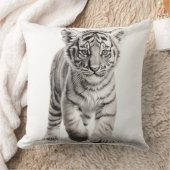 Coussin carré avec un tigreau noir et blanc (Couverture)