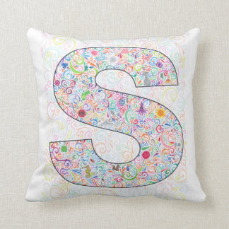 Coussin Carreau décoré d'un monogramme de "S"