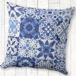 Coussin Carreaux Bleus Bleu Méditerranéen Motif Aquarelle<br><div class="desc">Joli motif en carreaux bleu et blanc indigo en aquarelle. Art original de Nic Squirrell.</div>