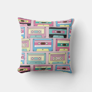 Coussin cassettes colorées, motif arrière - plan rose.