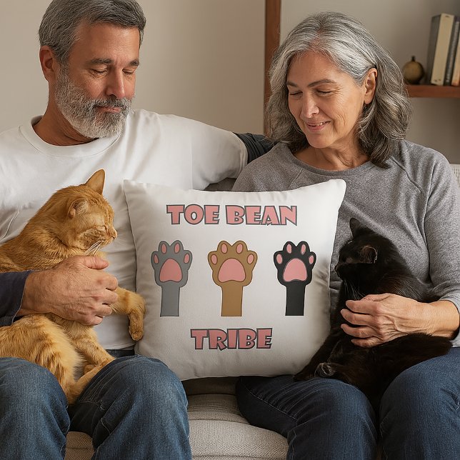 Coussin Cat Paws Toe Bean Tribe (A throw pillow with three cat paws and the words toe bean tribe.)
