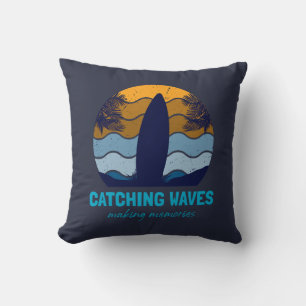Coussin Catching Waves Retro Surboard Beach Art