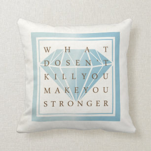 Coussin Ce qui ne vous tue pas vous rend des citations plu